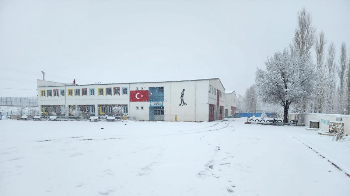 Okulumuzdan Kar Fotoğrafları